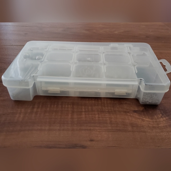 Lot of jewelry-making supplies beads in container - Picture 5 of 5